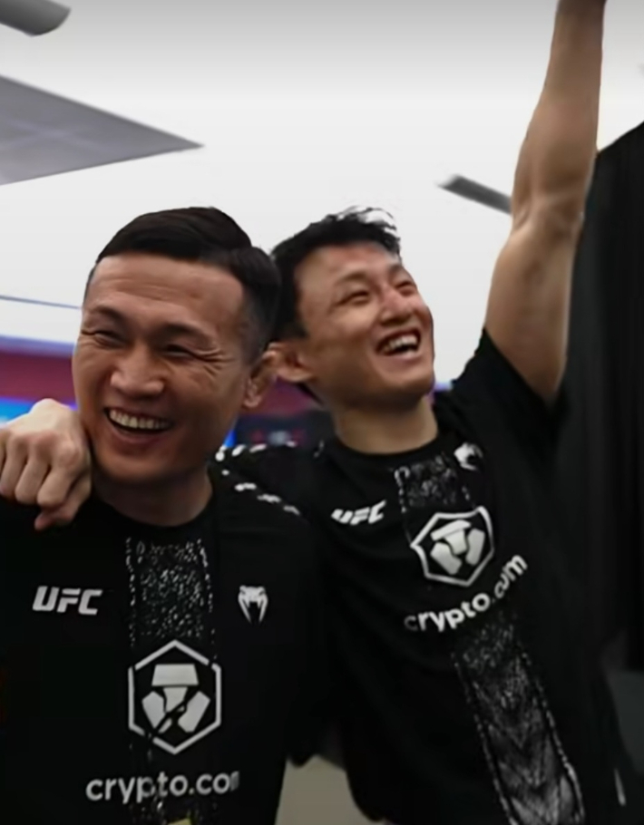 승리 후 기뻐하는 정찬성(사진 왼쪽)과 최두호. UFC SNS 영상 캡처