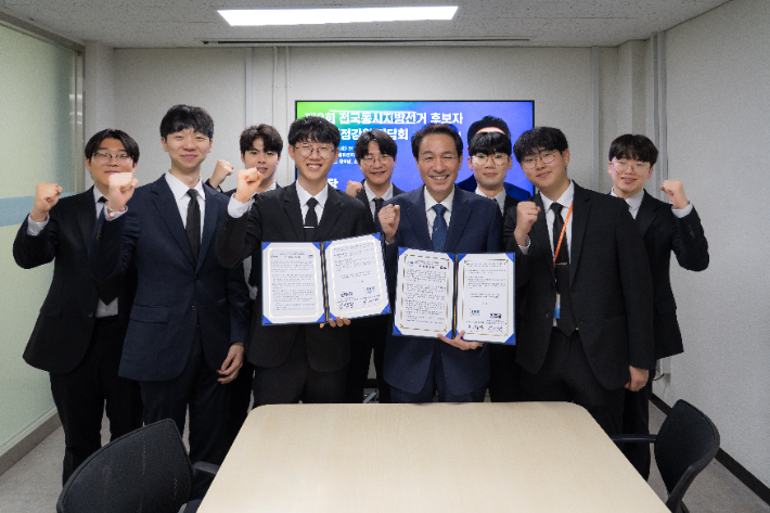 지난 19일 강원대학교 비상대책위원회와 '청년정책 제안 이행을 위한 업무협약(MOU)'을 체결한 우상호 후보. 우상호 후보 제공 