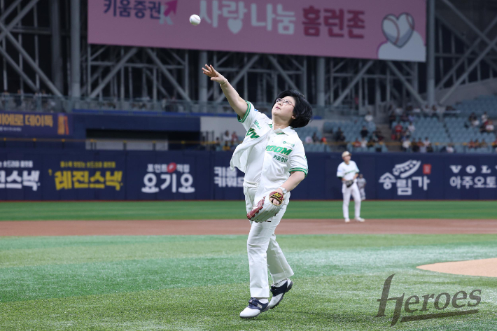 숙명여대 문시연 총장 시구. 키움 히어로즈 제공