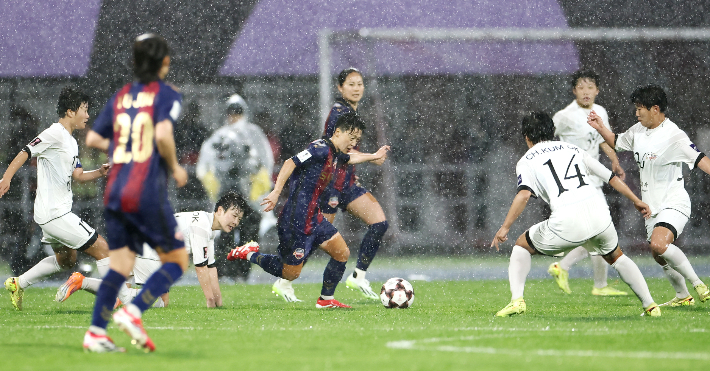 수원FC 위민과 내고향 여자축구단의 우중혈투. 연합뉴스