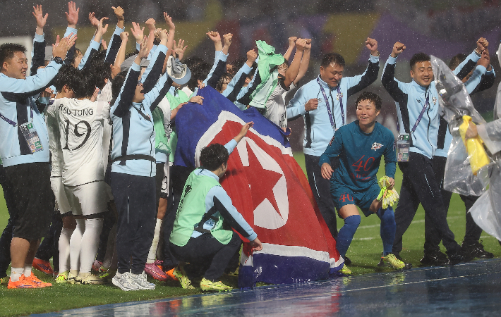 인공기 펼치고 기뻐하는 내고향축구단. 연합뉴스