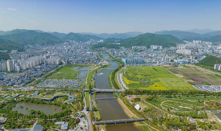동천을 중심으로 형성된 순천 시가지 전경. 순천시 제공