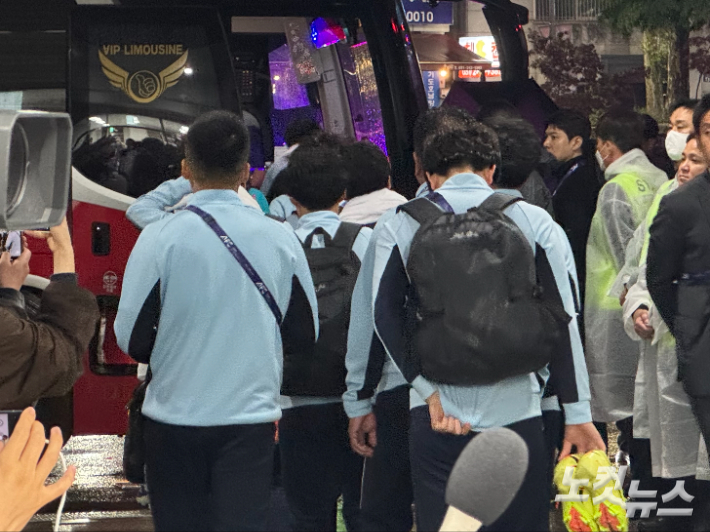 황급히 버스로 향하는 북한 내고향 여자축구단 선수들. 김조휘 기자