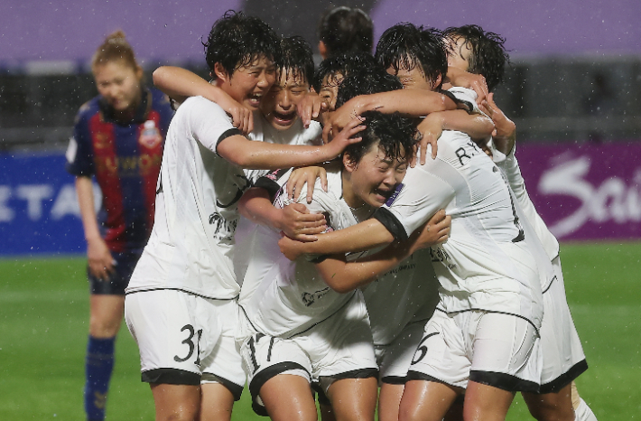 승리에 환호하는 내고향 여자축구단. 연합뉴스