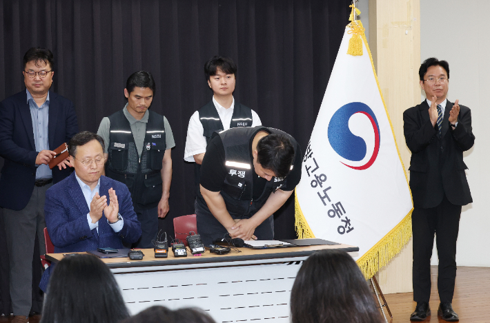 20일 경기도 수원시 장안구 경기고용노동청에서 열린 삼성전자 임금협상을 마친 후 최승호 삼성그룹 초기업노동조합 삼성전자지부 위원장이 고개 숙여 인사하고 있다. 연합뉴스