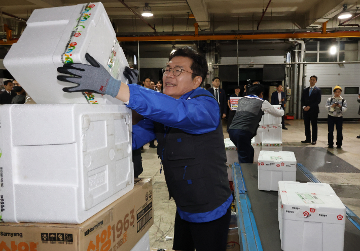 우편집중국 찾아 택배 업무 체험하는 정원오 후보     (서울=연합뉴스) 최재구 기자 = 6·3 지방선거 공식 선거운동의 막이 오른 21일 0시 더불어민주당 정원오 서울시장 후보가 정청래 대표, 고민정 의원, 이정헌 의원, 문종철 광진구청장 후보와 함께 서울 광진구 동서울우편집중국을 찾아 택배 업무를 체험하고 있다.  2026.5.21     jjaeck9@yna.co.kr (끝)   <저작권자(c) 연합뉴스, 무단 전재-재배포, AI 학습 및 활용 금지> 연합뉴스