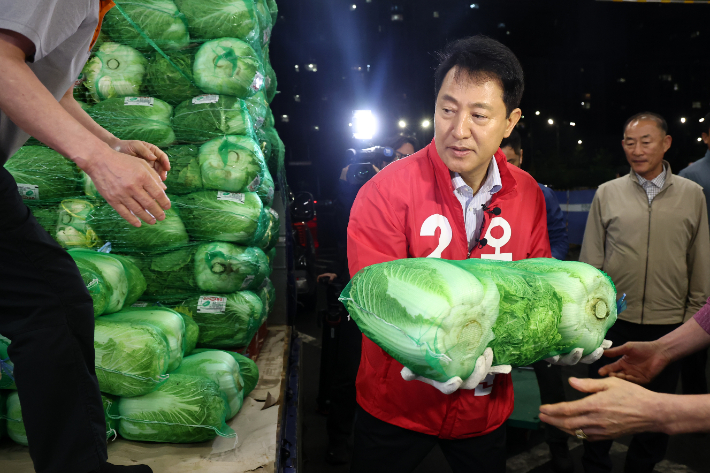 가락시장 찾은 오세훈 후보, 공식 선거운동 시작     (서울=연합뉴스) 윤동진 기자 = 국민의힘 오세훈 서울시장 후보가 21일 새벽 서울 가락동 농수산물도매시장을 찾아 공식 선거운동을 시작하고 있다. 2026.5.21     mon@yna.co.kr (끝)   <저작권자(c) 연합뉴스, 무단 전재-재배포, AI 학습 및 활용 금지> 연합뉴스