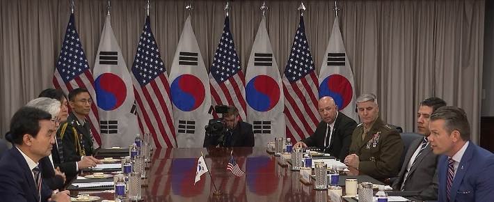 안규백 국방부 장관과 피트 헤그세스 미 국방부(전쟁부) 장관이 11일(현지시간) 미국 워싱턴DC 인근 국방부 청사에서 회담하고 있다. 연합뉴스