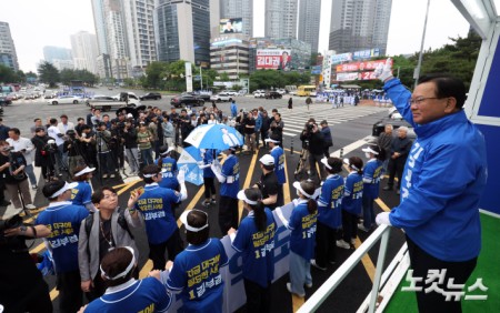 출근길 인사나선 김부겸 대구시장 후보