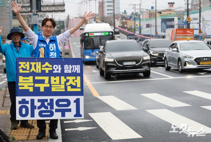 6.3지방선거와 국회의원 재보궐선거 공식 선거운동 첫 날인 21일 부산 북구 구포대교 사거리에서 열린 선거대책위원회 출정식에 앞서 지지를 호소하고 있다.
