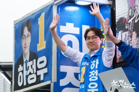 6.3지방선거와 국회의원 재보궐선거 공식 선거운동 첫 날인 21일 부산 북구 구포대교 사거리에서 열린 선거대책위원회 출정식에서 지지를 호소하고 있다.