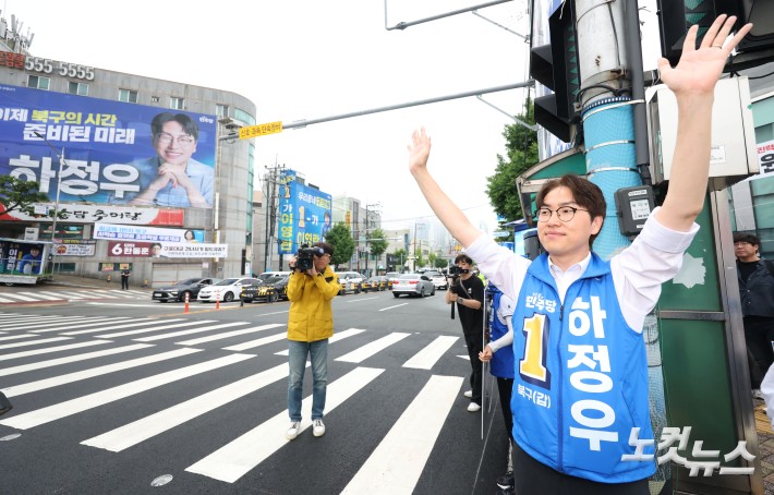 6.3지방선거와 국회의원 재보궐선거 공식 선거운동 첫 날인 21일 부산 북구 구포대교 사거리에서 열린 선거대책위원회 출정식에 앞서 지지를 호소하고 있다.