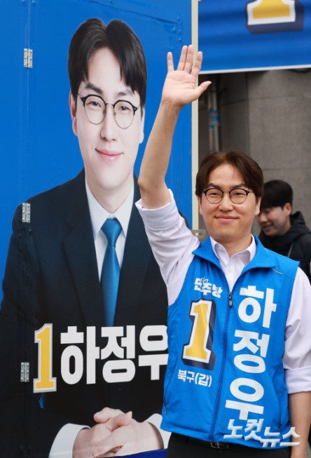 6.3지방선거와 국회의원 재보궐선거 공식 선거운동 첫 날인 21일 부산 북구 구포대교 사거리에서 열린 선거대책위원회 출정식에서 지지를 호소하고 있다.
