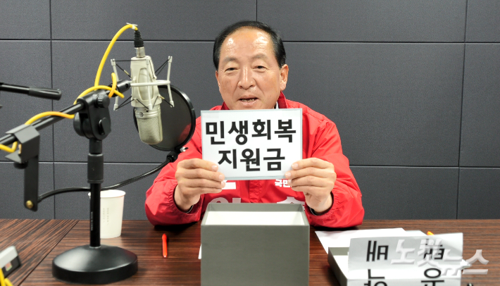 강원영동CBS '6·3 지방선거 특집 후보자 초청 대담'에서 공약을 설명하고 있는 국민의힘 이병선 속초시장 후보. 전영래 기자