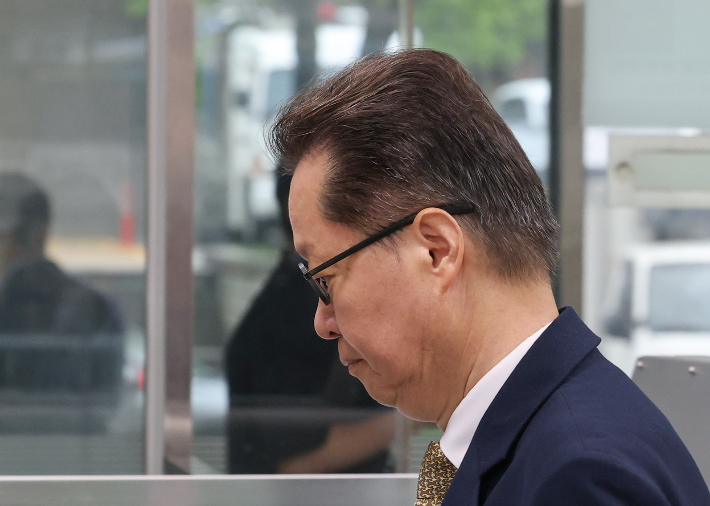 12·3 비상계엄과 관련해 내란선전 혐의를 받는 이은우 전 한국정책방송원(KTV) 원장이 21일 서울 서초구 서울중앙지법에서 열린 구속 전 피의자 심문(영장실질심사)에 출석하고 있다. 연합뉴스