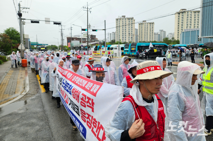 한국노총 강원지역버스노조 춘천시민버스지부 조합원 200여 명은 21일 오전 9시부터 춘천 동면 시민버스 차고지에서 총파업 집회를 열고 춘천시청까지 행진 시위를 벌였다. 구본호 기자
