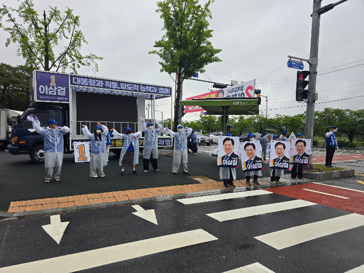 민주당 후보 선거운동 모습. 민주당 경북도당 제공