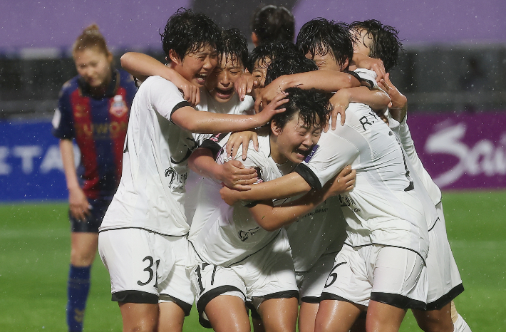 20일 수원 장안구 수원종합운동장에서 열린 아시아축구연맹(AFC) 여자 챔피언스리그(AWCL) 4강 수원FC 위민과 내고향여자축구단의 경기. 내고향 김경영이 골을 넣고 동료들과 기뻐하고 있다. 연합뉴스