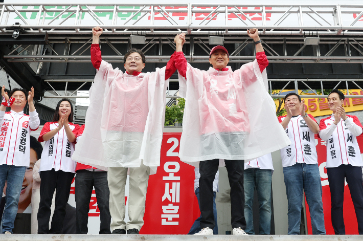 국민의힘 오세훈 서울시장 후보가 공식 선거운동 첫날인 21일 서울 강북구 삼양사거리에서 열린 첫 유세에서 유승민 전 의원과 지지를 호소하고 있다. 연합뉴스