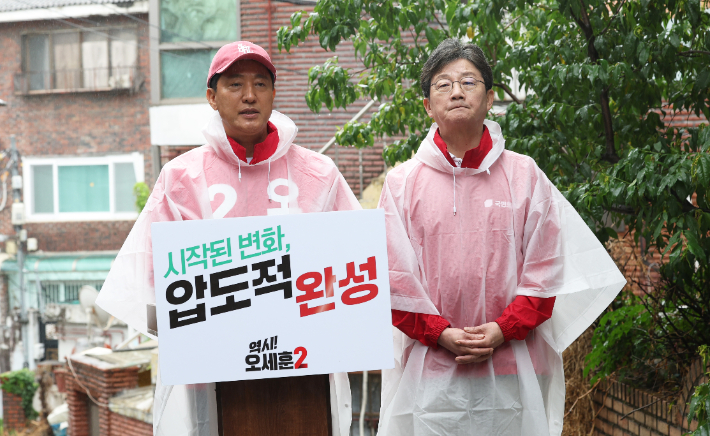 국민의힘 오세훈 서울시장 후보가 공식 선거운동 첫날인 21일 서울 강북구 일대에서 유승민 전 의원과 함께 출정 대시민 메시지를 발표하고 있다. 연합뉴스