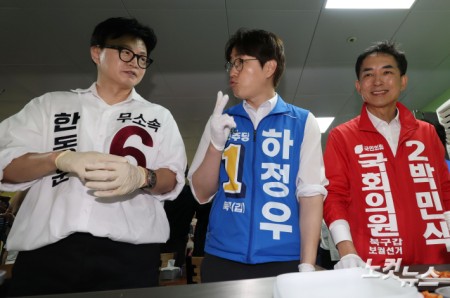 박민식 국민의힘 후보(왼쪽부터), 하정우 더불어민주당 후보, 한동훈 무소속 후보가 21일 부산 남산정사회복지관에서 콩국수 나눔 봉사를 하고 있다.