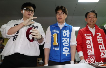 박민식 국민의힘 후보(왼쪽부터), 하정우 더불어민주당 후보, 한동훈 무소속 후보가 21일 부산 남산정사회복지관에서 콩국수 나눔 봉사를 하고 있다.