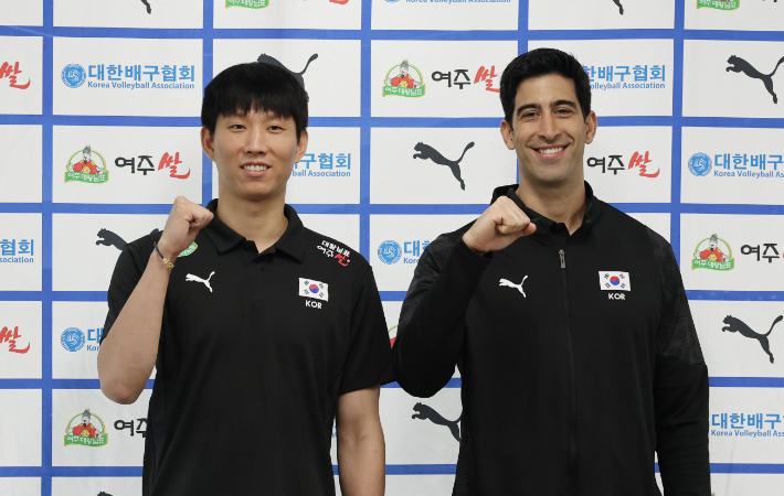 남자 배구 대표팀 주장 황택의와 이사나예 라미레스 감독이 20일 서울 송파구 올림픽회관에서 열린 2026 한국 남녀 배구 국가대표팀 기자 회견에서 선전을 다짐하고 있다. 연합뉴스 
