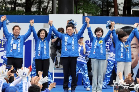 제9회 전국동시지방선거 및 국회의원 재·보궐선거의 공식 선거운동이 시작된 21일 더불어민주당 정원오 서울시장 후보가 서울 성동구 왕십리역 광장에서 열린 선거출정식에서 상임선대위원장들과 함께 인사를 하고 있다.