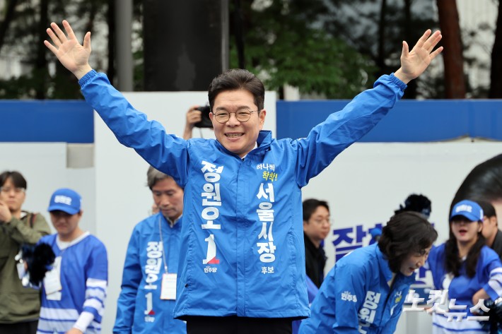 제9회 전국동시지방선거 및 국회의원 재·보궐선거의 공식 선거운동이 시작된 21일 더불어민주당 정원오 서울시장 후보가 서울 성동구 왕십리역 광장에서 열린 선거출정식에서 유세차에 오르며 손을 들어보이고 있다.