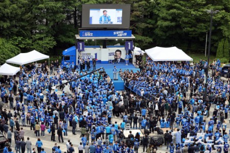 제9회 전국동시지방선거 및 국회의원 재·보궐선거의 공식 선거운동이 시작된 21일 더불어민주당 정원오 서울시장 후보가 서울 성동구 왕십리역 광장에서 열린 선거출정식에서 지지를 호소하고 있다.
