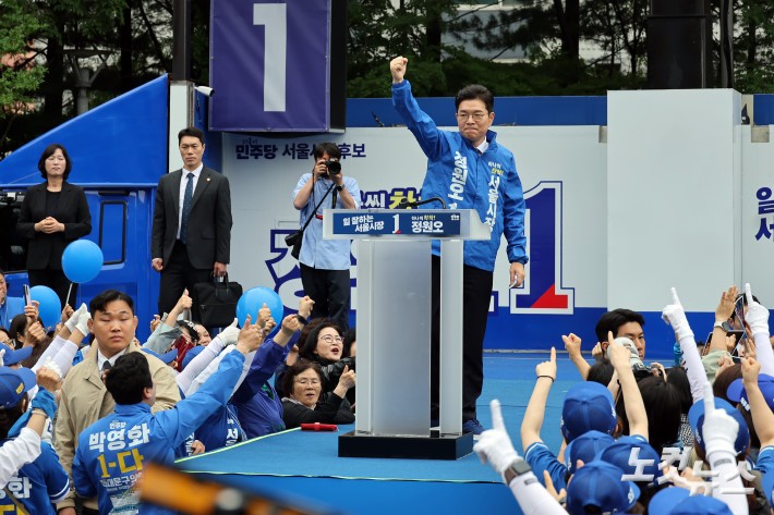 제9회 전국동시지방선거 및 국회의원 재·보궐선거의 공식 선거운동이 시작된 21일 더불어민주당 정원오 서울시장 후보가 서울 성동구 왕십리역 광장에서 열린 선거출정식에서 지지를 호소하며 손을 들어보이고 있다.