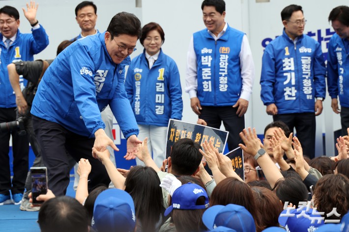 제9회 전국동시지방선거 및 국회의원 재·보궐선거의 공식 선거운동이 시작된 21일 더불어민주당 정원오 서울시장 후보가 서울 성동구 왕십리역 광장에서 열린 선거출정식에서 지지자들과 인사를 하고 있다.