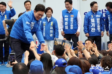 제9회 전국동시지방선거 및 국회의원 재·보궐선거의 공식 선거운동이 시작된 21일 더불어민주당 정원오 서울시장 후보가 서울 성동구 왕십리역 광장에서 열린 선거출정식에서 지지자들과 인사를 하고 있다.