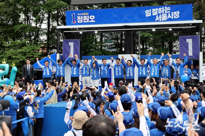 제9회 전국동시지방선거 및 국회의원 재·보궐선거의 공식 선거운동이 시작된 21일 더불어민주당 정원오 서울시장 후보가 서울 성동구 왕십리역 광장에서 열린 선거출정식에서 구청장 후보들과 유세차에 올라 인사를 하고 있다.