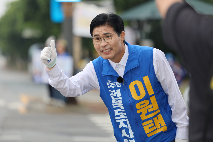 지지 호소하는 이원택 후보. 연합뉴스