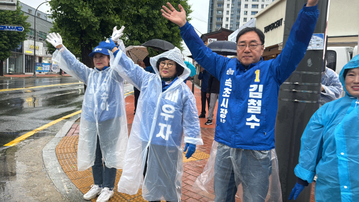 21일 공식 선거운동이 시작된 가운데 더불어민주당 김철수 속초시장 후보가 거리유세에 나선 모습. 김 후보 캠프 제공