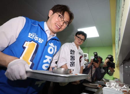 부산 북구갑 국회의원 보궐선거 하정우 더불어민주당 후보와 한동훈 무소속 후보가 21일 부산 남산정사회복지관에서 콩국수 나눔 봉사를 하고 있다.