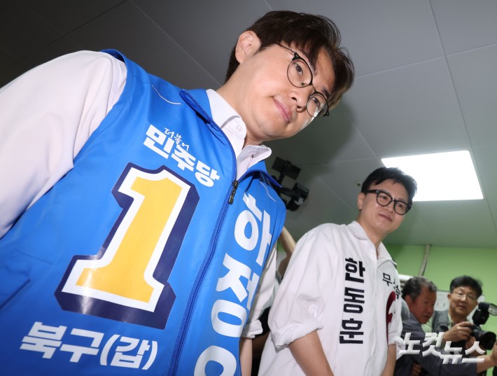 부산 북구갑 국회의원 보궐선거 하정우 더불어민주당 후보와 한동훈 무소속 후보가 21일 부산 남산정사회복지관에서 콩국수 나눔 봉사를 하고 있다.