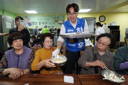 하정우 더불어민주당 부산 북구갑 국회의원 보궐선거 후보가 21일 부산 남산정사회복지관에서 콩국수 나눔 봉사를 하고 있다.