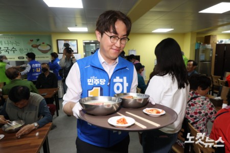 하정우 더불어민주당 부산 북구갑 국회의원 보궐선거 후보가 21일 부산 남산정사회복지관에서 콩국수 나눔 봉사를 하고 있다.