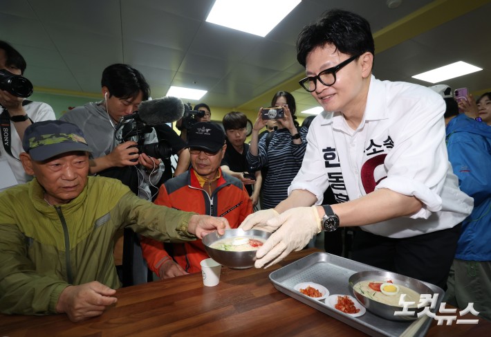 한동훈 무소속 부산 북구갑 국회의원 보궐선거 후보가 21일 부산 남산정사회복지관에서 콩국수 나눔 봉사를 하고 있다.