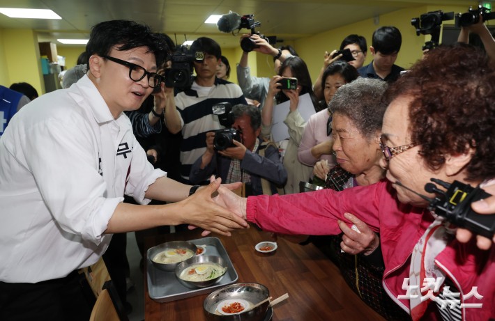 한동훈 무소속 부산 북구갑 국회의원 보궐선거 후보가 21일 부산 남산정사회복지관에서 콩국수 나눔 봉사를 하고 있다.