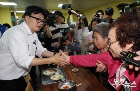 한동훈 무소속 부산 북구갑 국회의원 보궐선거 후보가 21일 부산 남산정사회복지관에서 콩국수 나눔 봉사를 하고 있다.