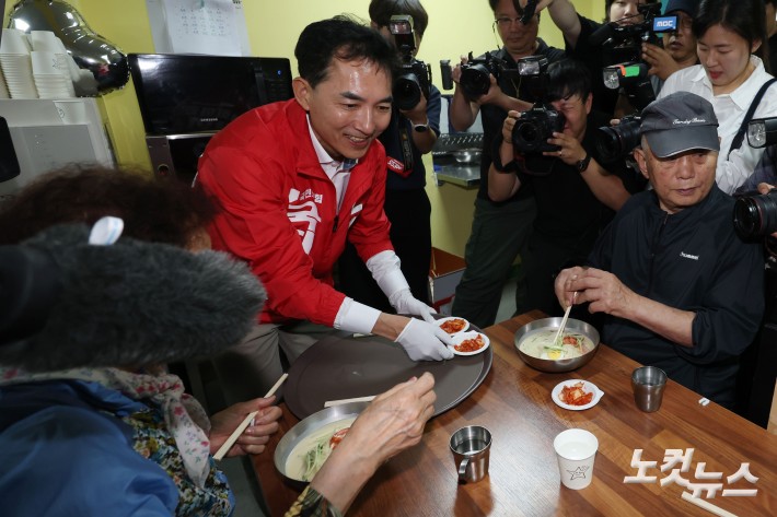 박민식 국민의힘 부산 북구갑 국회의원 보궐선거 후보가 21일 부산 남산정사회복지관에서 콩국수 나눔 봉사를 하고 있다.