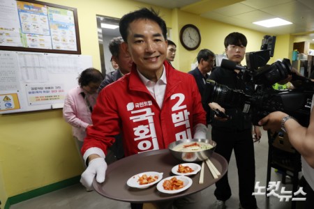 박민식 국민의힘 부산 북구갑 국회의원 보궐선거 후보가 21일 부산 남산정사회복지관에서 콩국수 나눔 봉사를 하고 있다.