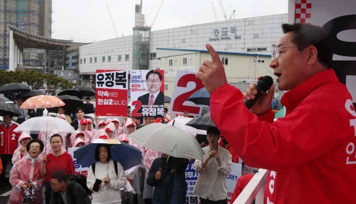 21일 유정복 국민의힘 인천시장 후보가 송도역에서 열린 출정식에서 지지자들에게 지지를 호소하고 있다. 유정복 후보 캠프 제공