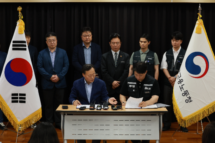 잠정 합의안 서명하는 삼성전자 노사. 연합뉴스