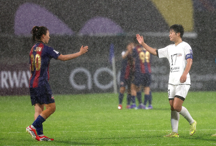 20일 수원 장안구 수원종합운동장에서 열린 아시아축구연맹(AFC) 여자 챔피언스리그(AWCL) 4강 수원FC 위민과 내고향여자축구단의 경기. 수원 이유진과 내고향 김경영이 경기 후 손을 내밀어 인사하고 있다. 연합뉴스