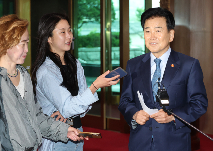정동영 통일부 장관이 21일 오전 서울 종로구 정부서울청사로 출근하며 기자들의 질문에 답하고 있다. 연합뉴스