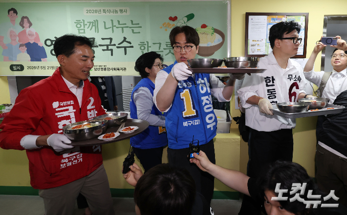 부산 북구갑 국회의원 보궐선거 박민식 국민의힘 후보(왼쪽부터), 하정우 더불어민주당 후보, 한동훈 무소속 후보가 21일 부산 남산정사회복지관에서 콩국수 나눔 봉사를 하고 있다. 류영주 기자